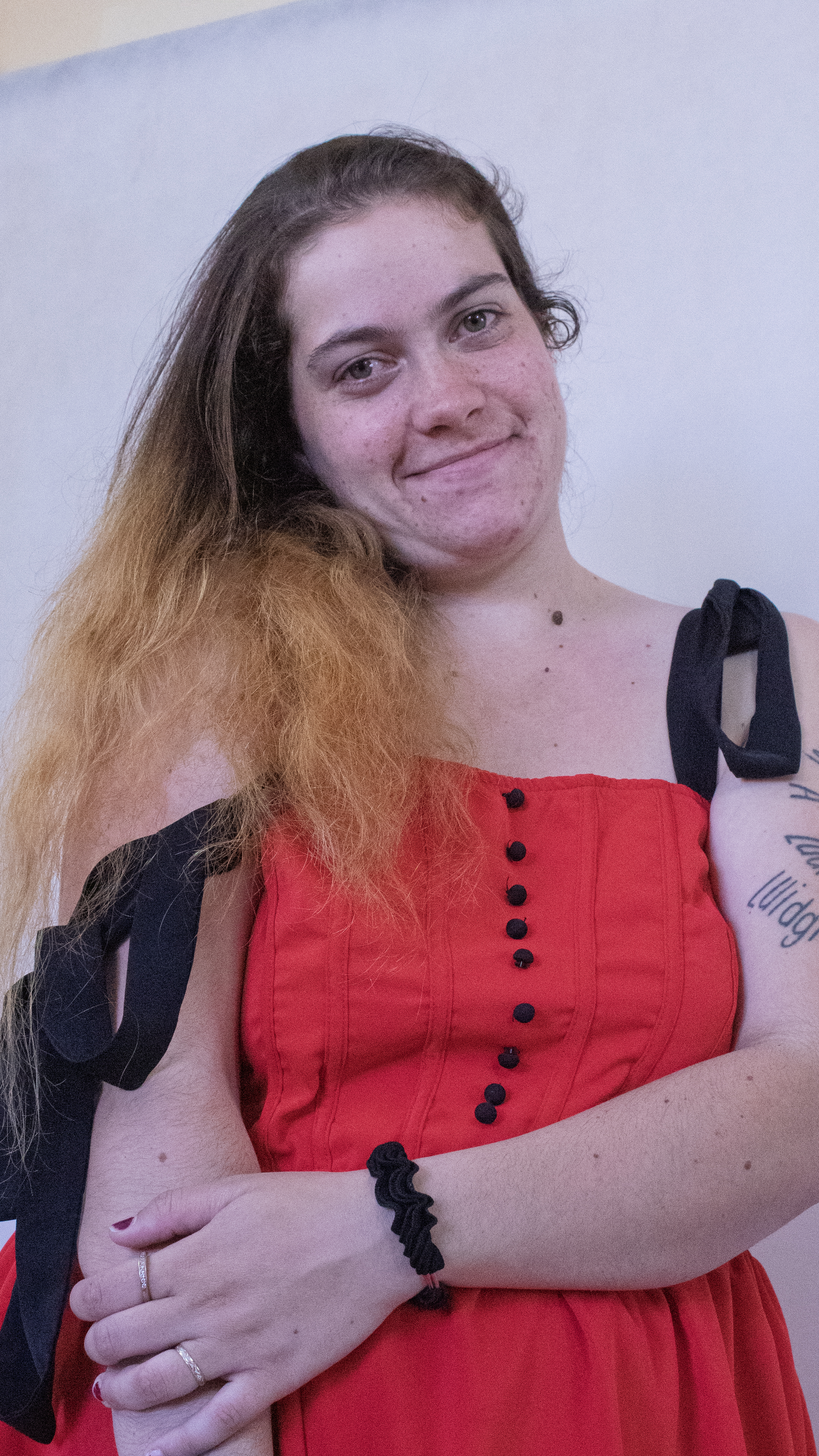 Laura en robe – Séduction attachée