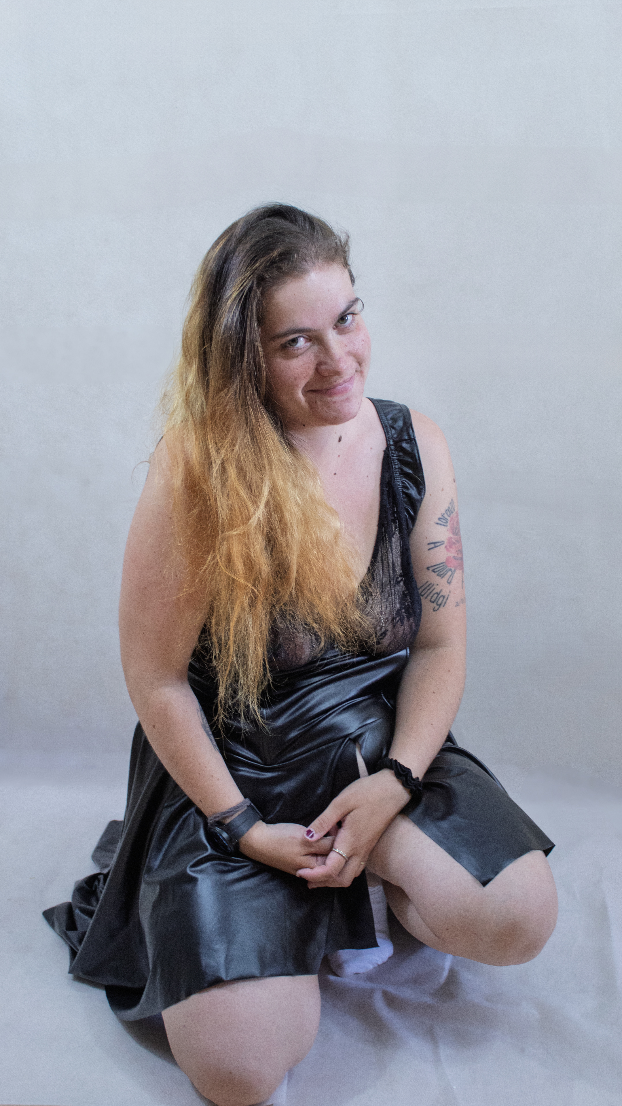 Laura en cuir – Attitude & domination